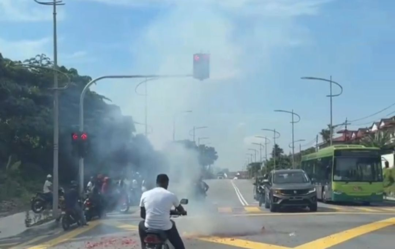 [VIDEO] Bakar mercun tengah jalan di Petaling Jaya, pengguna jalan terpaksa ‘layan’ sampai habis