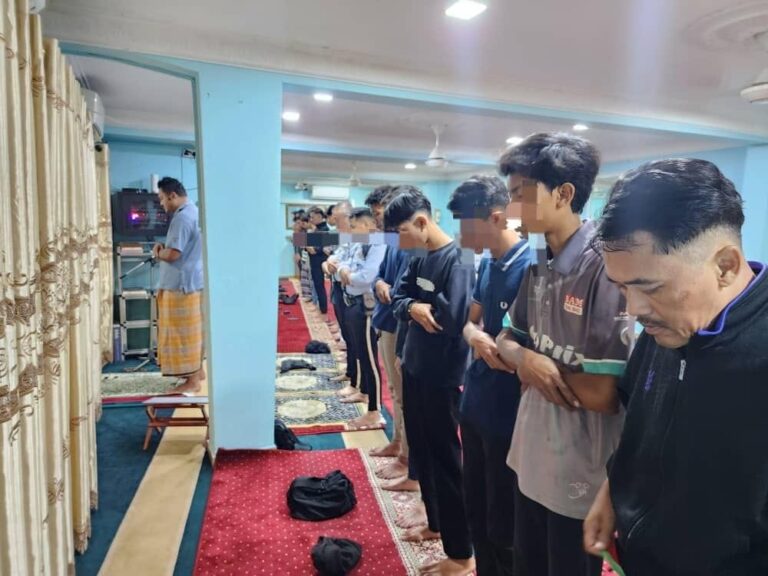 13 ‘Mat Rempit’ Ditahan Polis, Dibawa Ke Surau Untuk Pengajaran: Tazkirah Subuh Jadi Titik Kesedaran