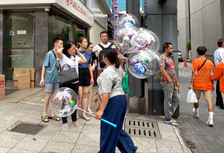 Untung RM3,000 Sehari: Penjaja Haram Warga Asing Di Bukit Bintang Curi Tumpuan