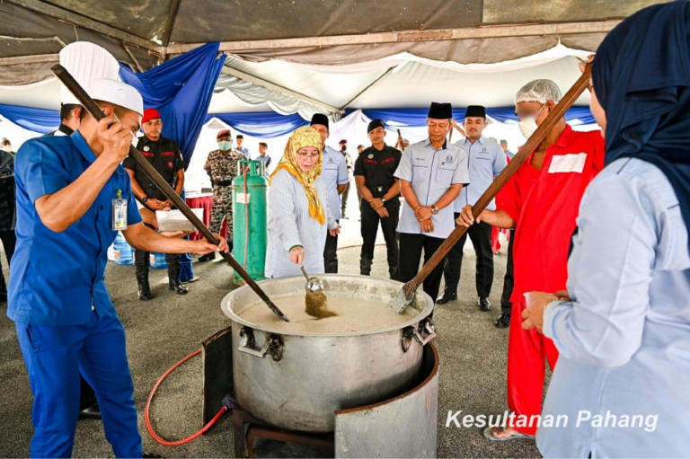 Bubur Lambuk ‘Air Tangan’ Tunku Azizah Jadi Rebutan Setiap Ramadan