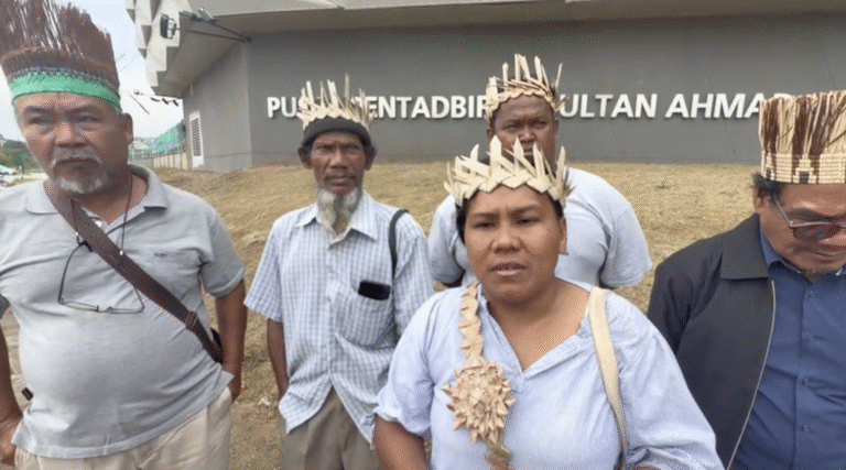 “Terima Kasih, Tapi Saya Nak Tanah Adat Saya Saja” – Orang Asli Kampung Sungai Cot Tolak Pelawaan Tunku Azizah