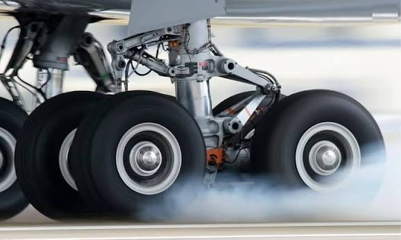 RUANG RODA PESAWAT DI KLIA2 MENJADI LOKASI PENEMUAN MAYAT SEORANG LELAKI TANPA DOKUMEN PENGENALAN DIRI.