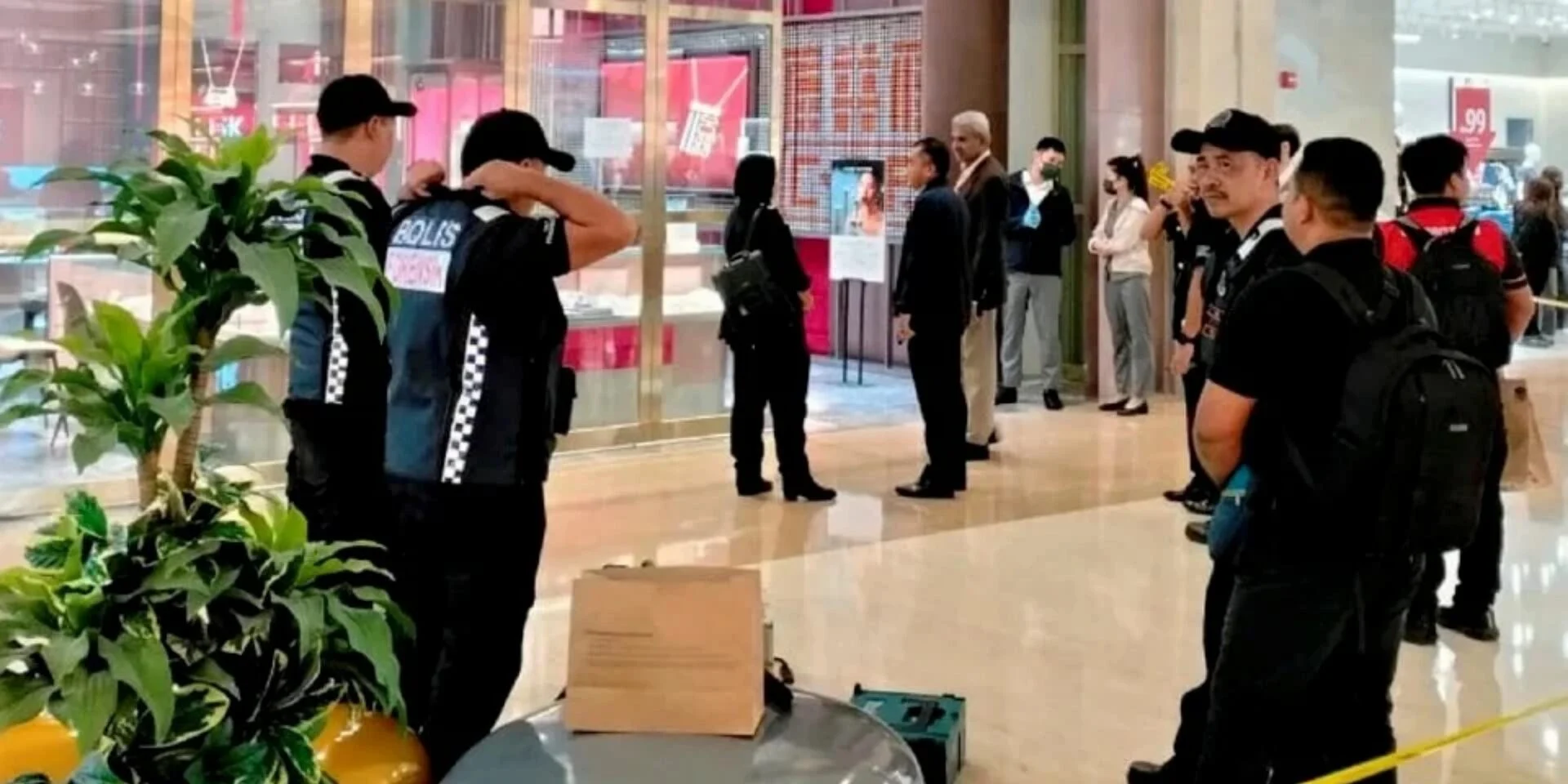 Kedai emas di Sky Avenue Genting Highlands yang menjadi lokasi rompakan melibatkan tiga suspek bersenjata.