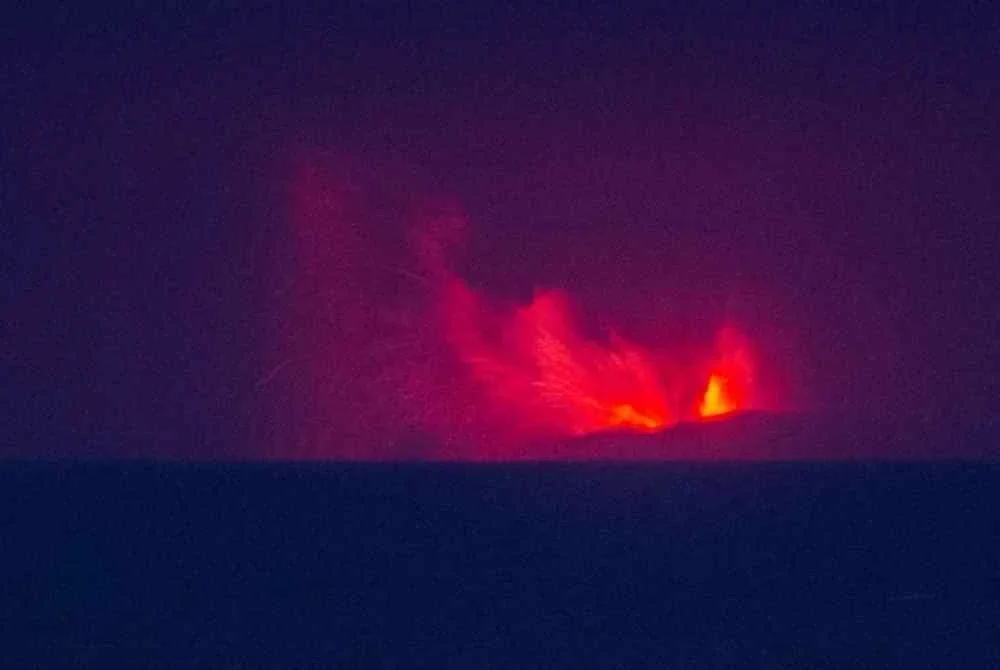 ENAM GUNUNG BERAPI INDONESIA DILAPORKAN MELETUS HAMPIR SERENTAK TERMASUK ANAK KRAKATAU DAN GUNUNG SEMERU