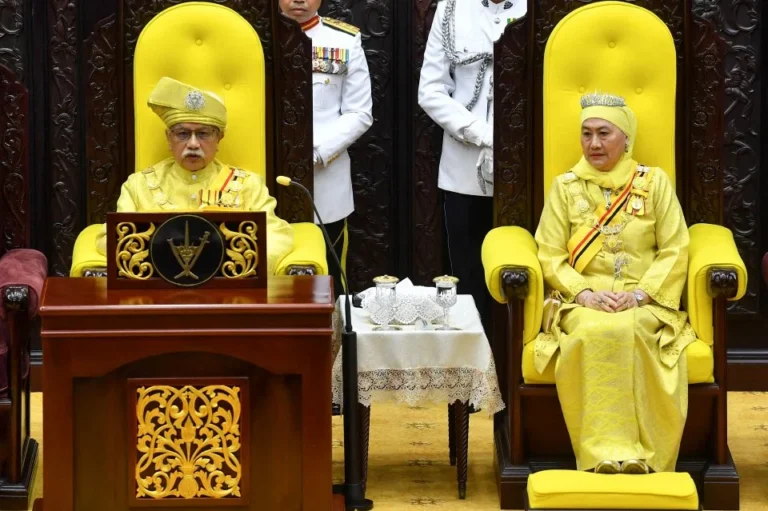 KEMELUT TAKHTA NEGERI SEMBILAN MEMASUKI FASA BAHARU SELEPAS KENYATAAN BERBEZA DIKELUARKAN BERHUBUNG KEDUDUKAN TUANKU MUHRIZ DAN TUANKU NADZARUDDIN.