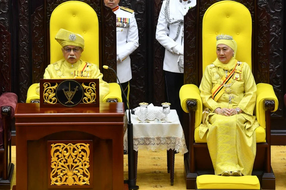KEMELUT TAKHTA NEGERI SEMBILAN MEMASUKI FASA BAHARU SELEPAS KENYATAAN BERBEZA DIKELUARKAN BERHUBUNG KEDUDUKAN TUANKU MUHRIZ DAN TUANKU NADZARUDDIN.
