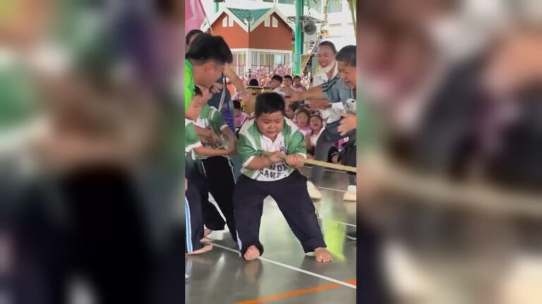 Aksi Tarik Tali – Gelagat Adik Sekolah Tarik Perhatian Ramai