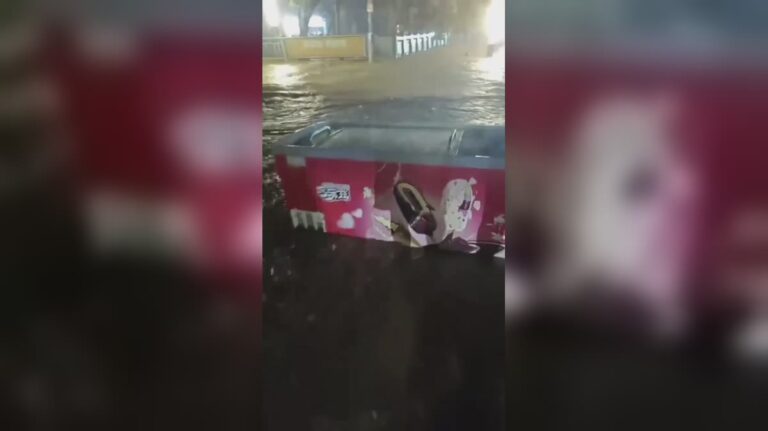 Peti Aiskrim Hanyut – Aksi Santai Lelaki Makan Aiskrim Redah Banjir Malam Viral