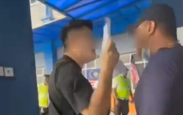 Dua Abang Cina Tengah Bergaduh, Tapi Bahasa Melayu Fasih Pula Yang Curi Perhatian Netizen