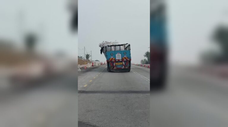 “Semoga baik2 je semua” – Lori Muatan Berat Senget Bahayakan Pengguna Jalan Raya