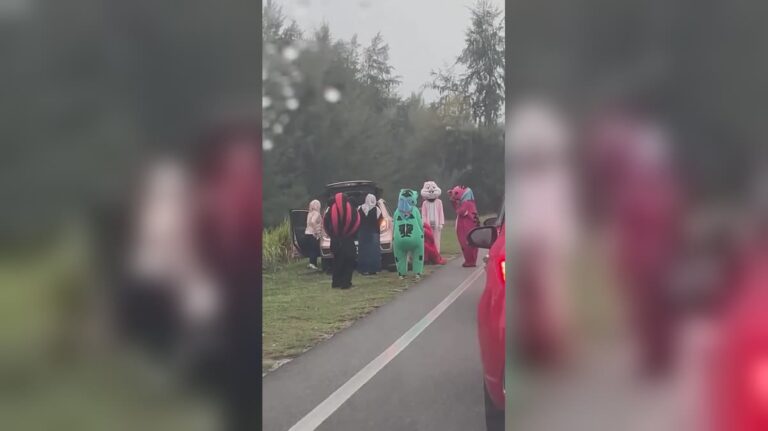 Ape laa amalan dia sampai macam macam binatang datang tolong