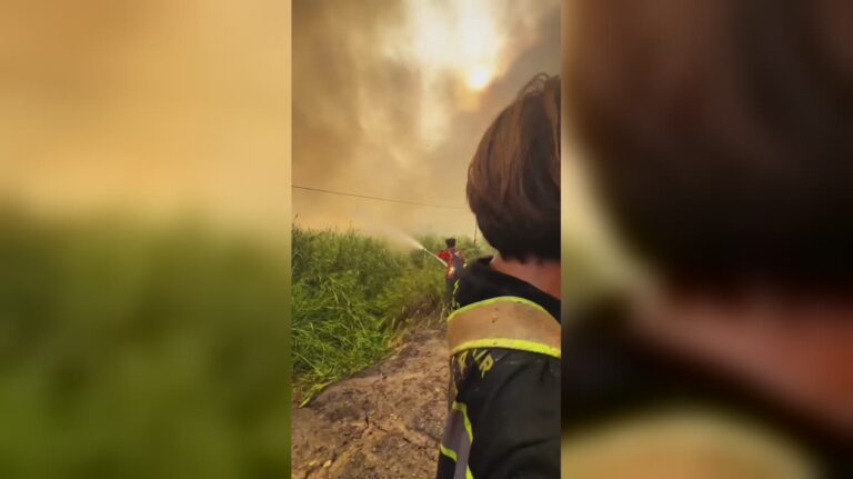 Bumi Kalimantan – Anggota Bomba Dan Sukarelawan Berdepan Asap Tebal Melawan kebakaran
