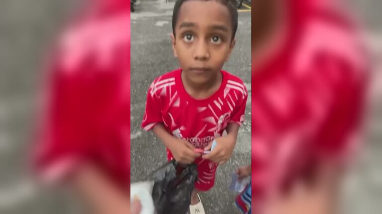 Kreatif Buat Mainan Sendiri – Budak Lapan Tahun Jual Squishy Di Parkir Flat