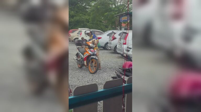 Akibat asyik naik motor tak pakai sunscreen…Kan dah sunburn muka tu