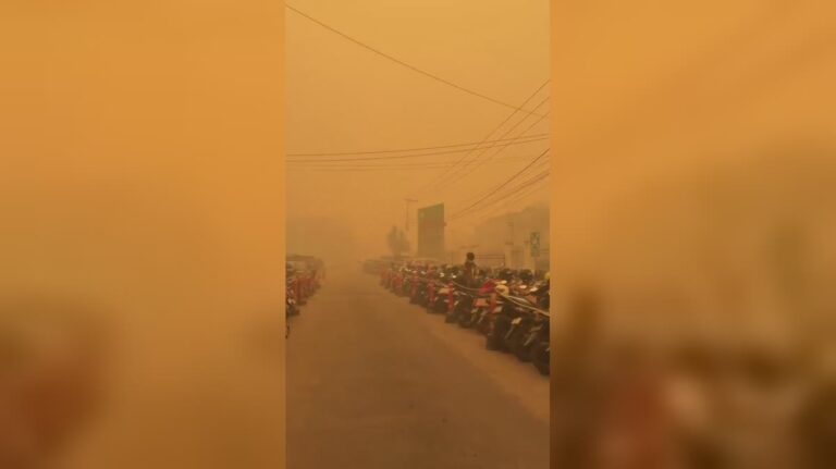 Jerebu tebal – Sedih tengok Indonesia, Langit kuning oren akibat kebakaran hutan di Kalimantan