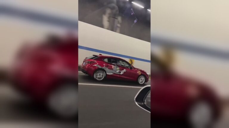 Kereta Merah Tarik Perhatian – Aksi Tom Dan Jerry berkejaran Hias Badan Kenderaan