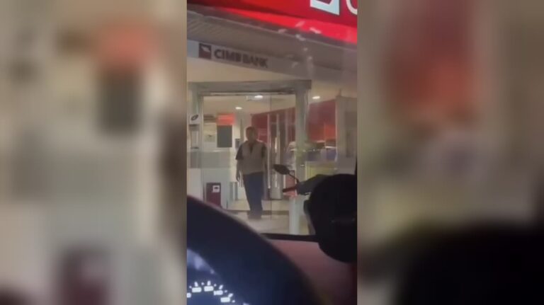 Lokasi kat rembau
hati hati mak ayah korang tu jgn bagi kuar duit malam malam sorg sorg